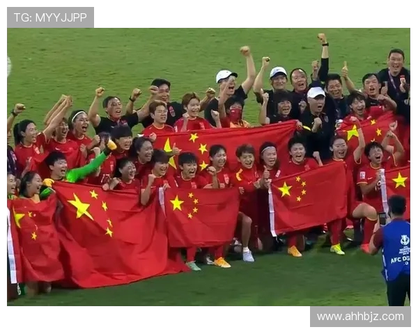 中国女足小胜对手赛后举国旗合影感谢球迷热情支持展现团结精神